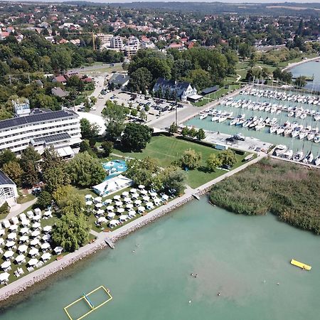 Hotel Marina Port Balatonkenese Esterno foto