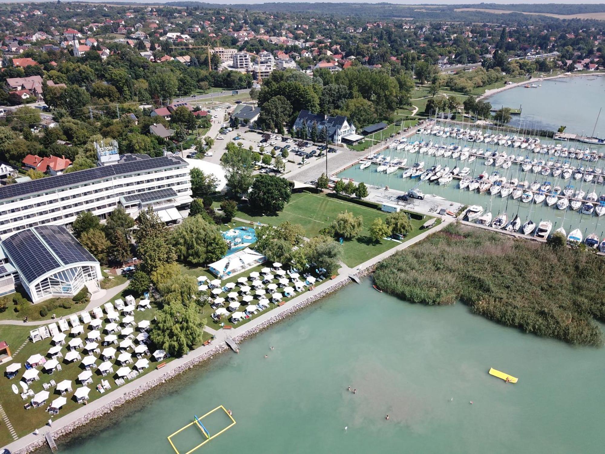Hotel Marina Port Balatonkenese Esterno foto