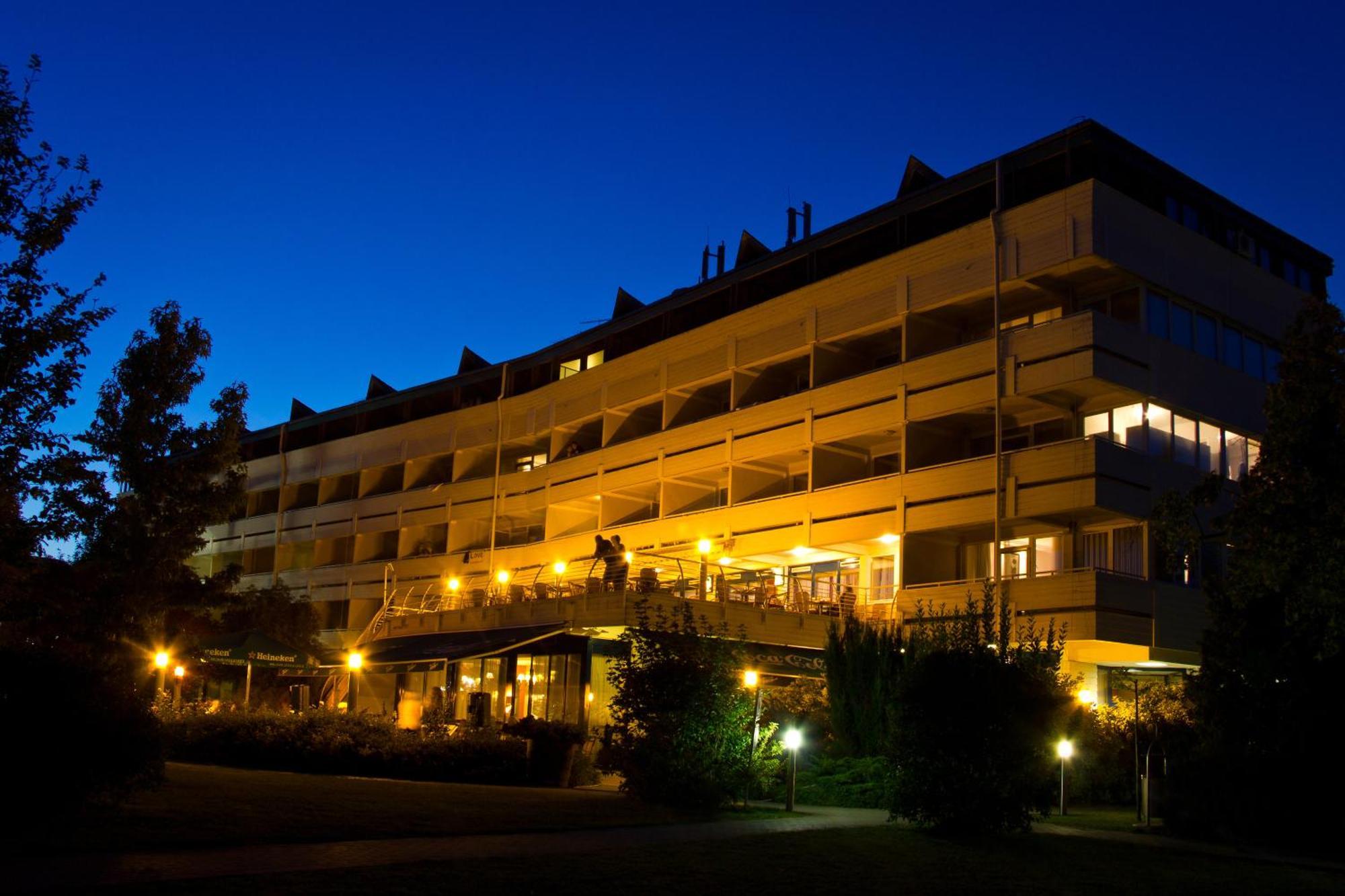 Hotel Marina Port Balatonkenese Esterno foto