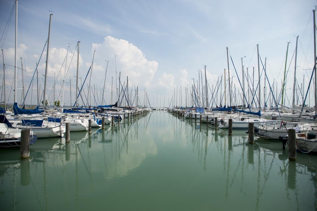 Hotel Marina Port Balatonkenese Esterno foto